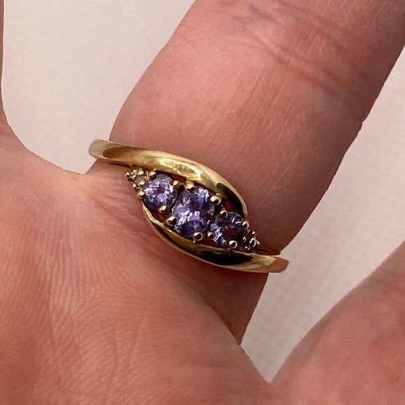 💛 10k Yellow Gold Tanzanite & Diamond Ring - Picture 2 of 6